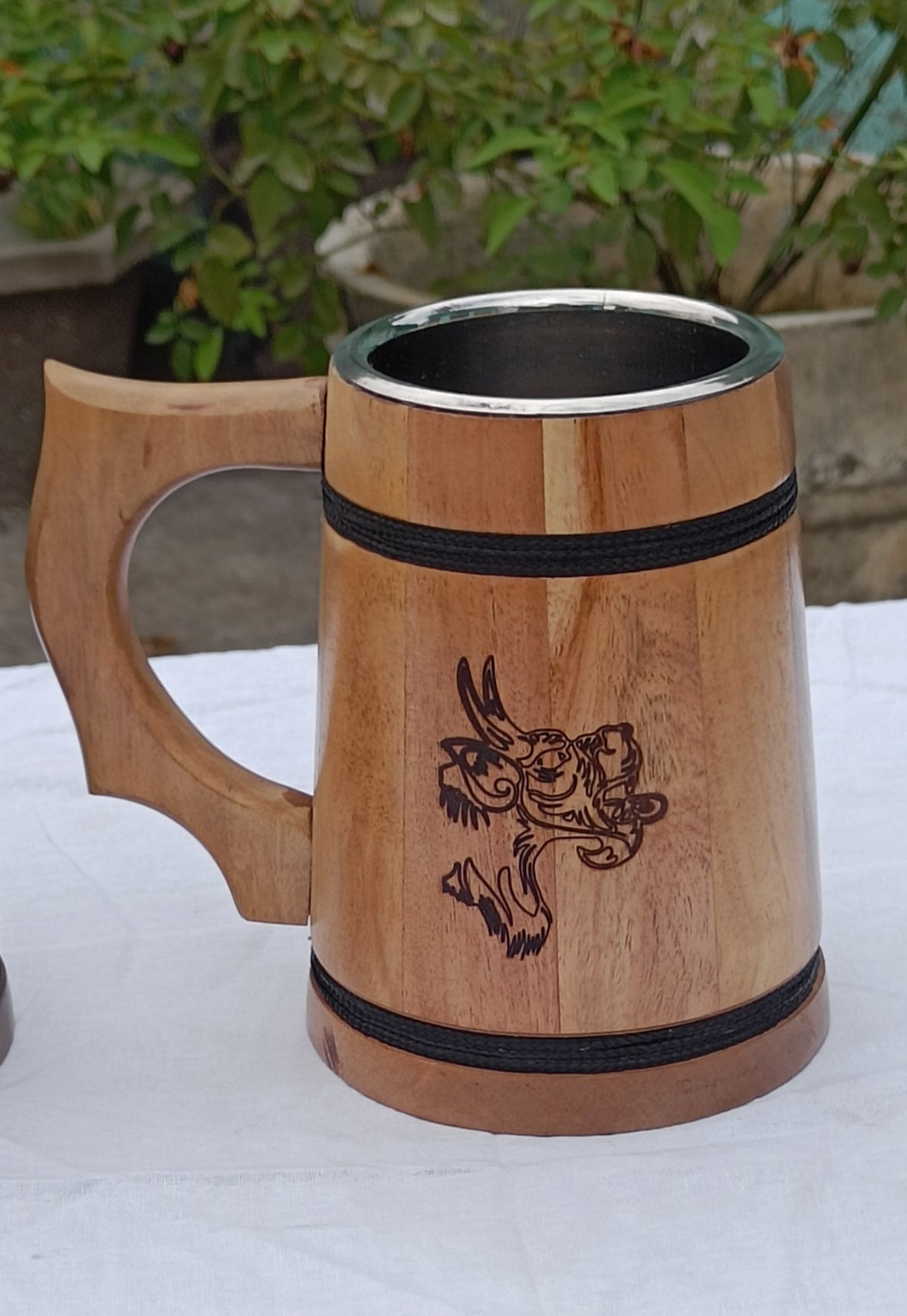Chope à bière en bois faite à la main avec couche en acier inoxydable