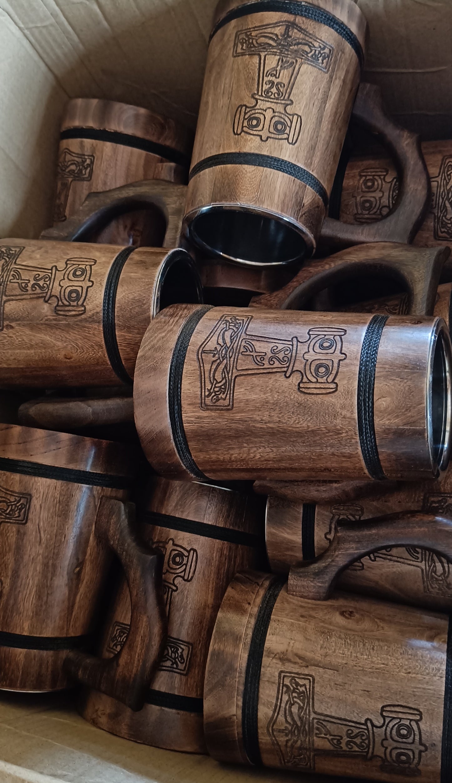 Chope à bière en bois faite à la main avec couche en acier inoxydable