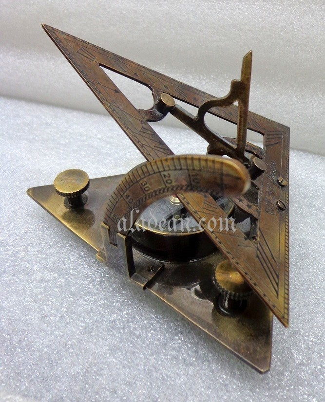 Boussole à cadran solaire triangulaire en laiton antique