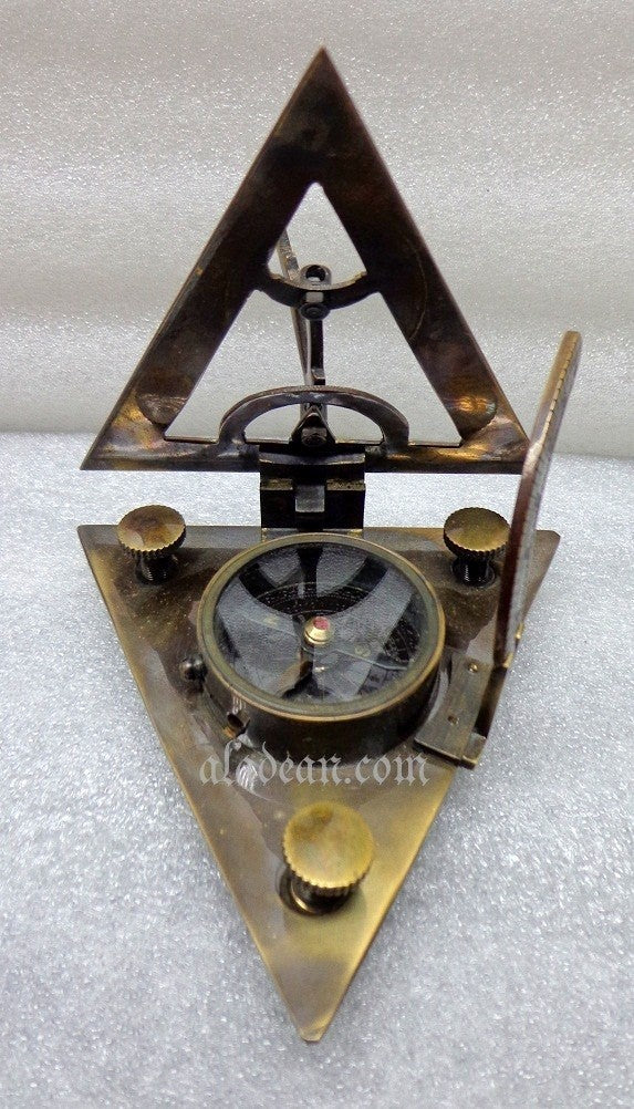Boussole à cadran solaire triangulaire en laiton antique
