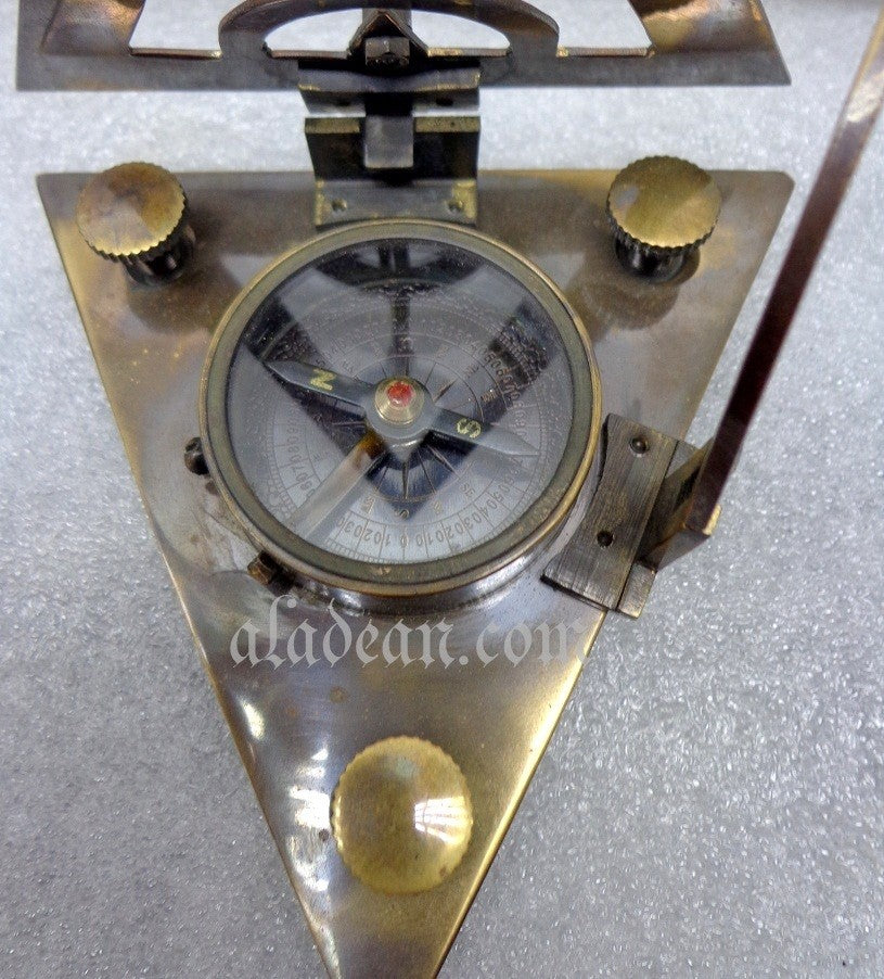 Boussole à cadran solaire triangulaire en laiton antique
