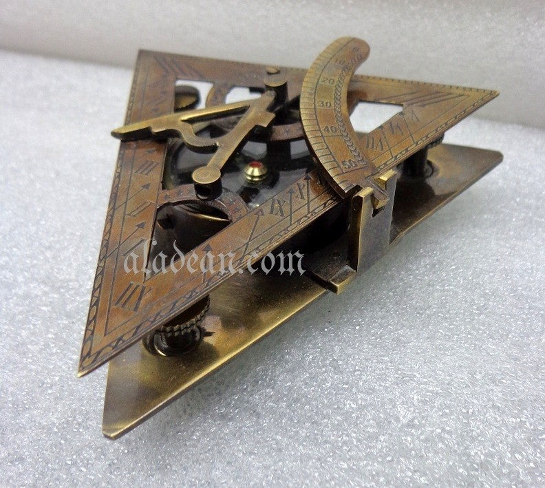 Boussole à cadran solaire triangulaire en laiton antique