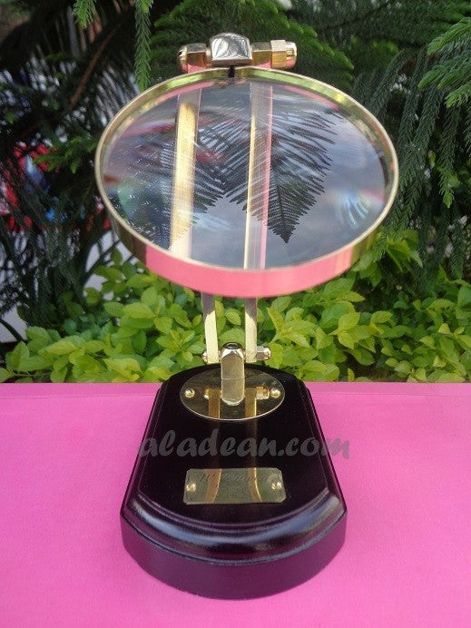 Loupe en laiton pour table