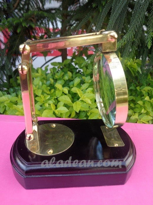 Loupe en laiton pour table