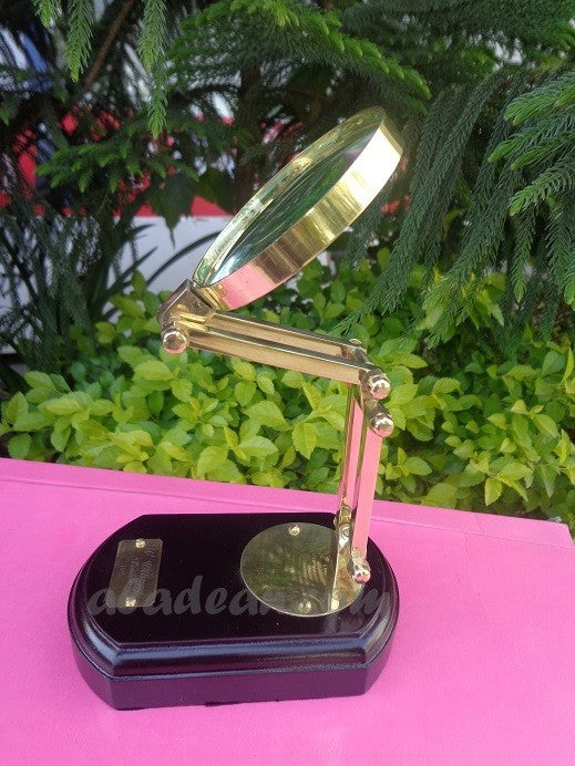 Loupe en laiton pour table