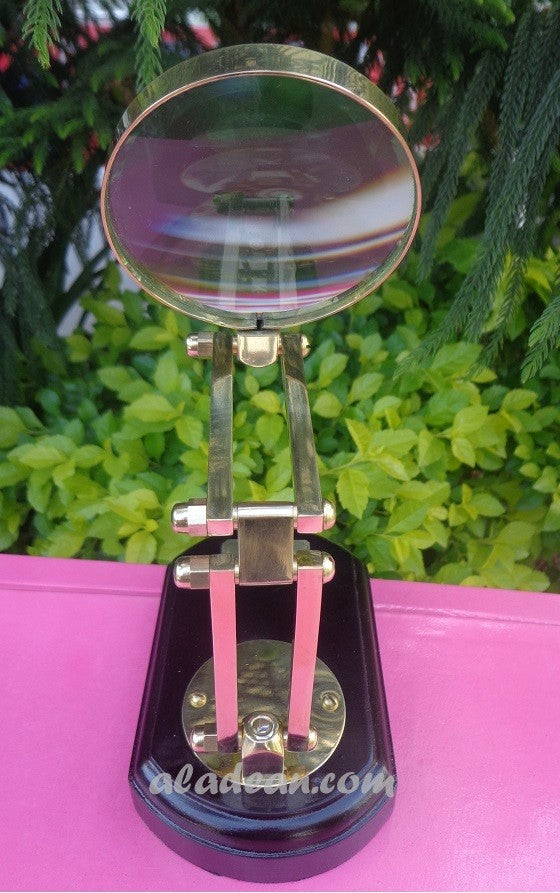 Loupe en laiton pour table