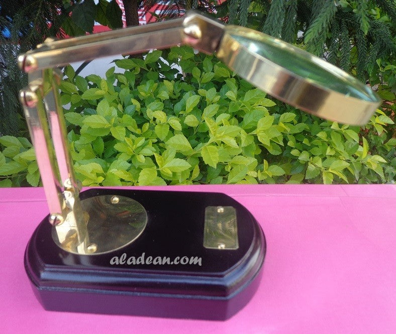Loupe en laiton pour table
