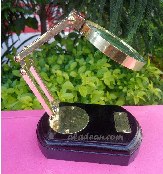 Loupe en laiton pour table