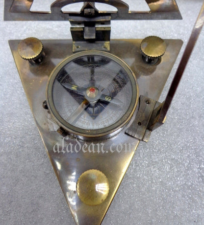 Antiker dreieckiger Sonnenuhr-Kompass aus Messing