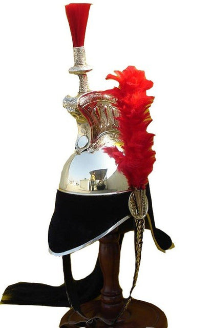 Dekorativer Helm im napoleonischen Stil mit rotem Federbusch – Großhandel
