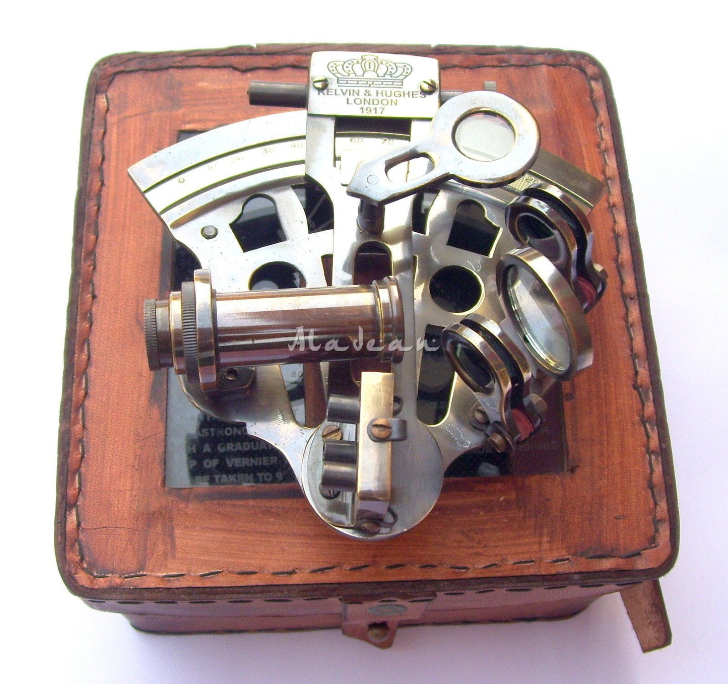 Maritimer Sextant aus antikem Messing