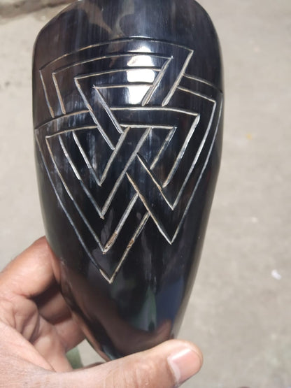 Corne à boire viking gravée