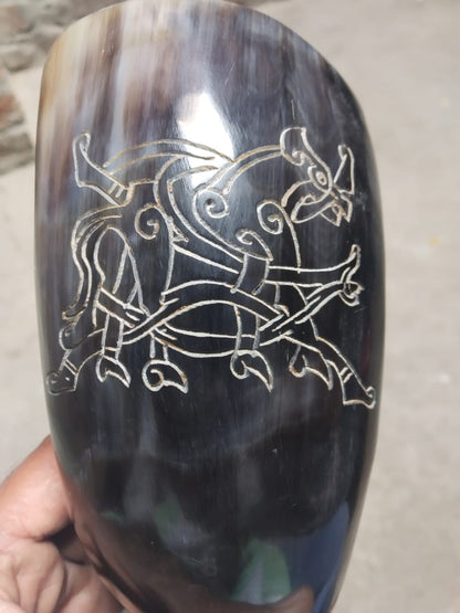 Corne à boire viking gravée