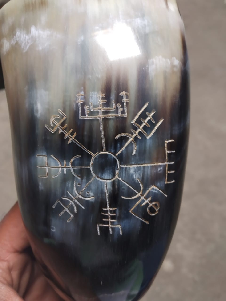 Corne à boire viking gravée