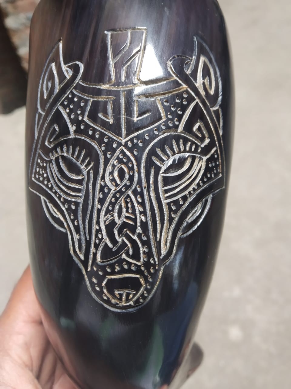 Corne à boire viking gravée