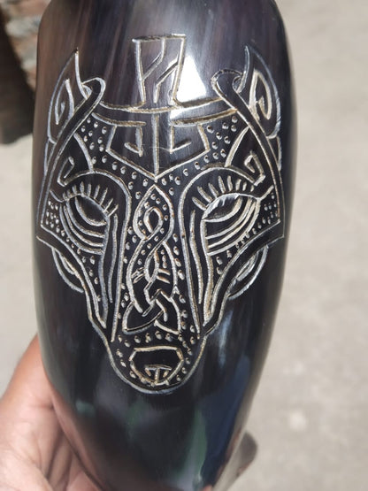 Corne à boire viking gravée