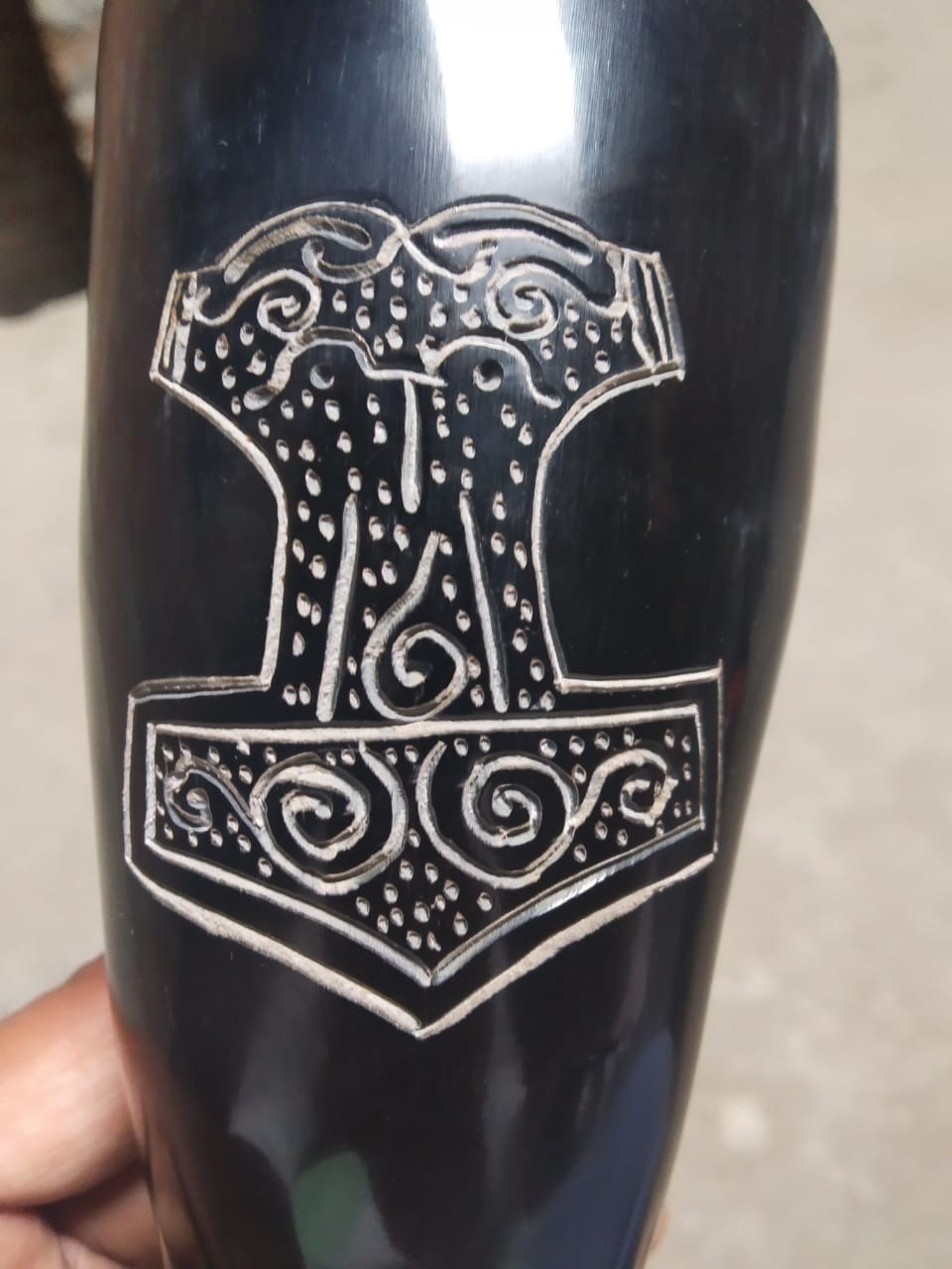 Corne à boire viking gravée